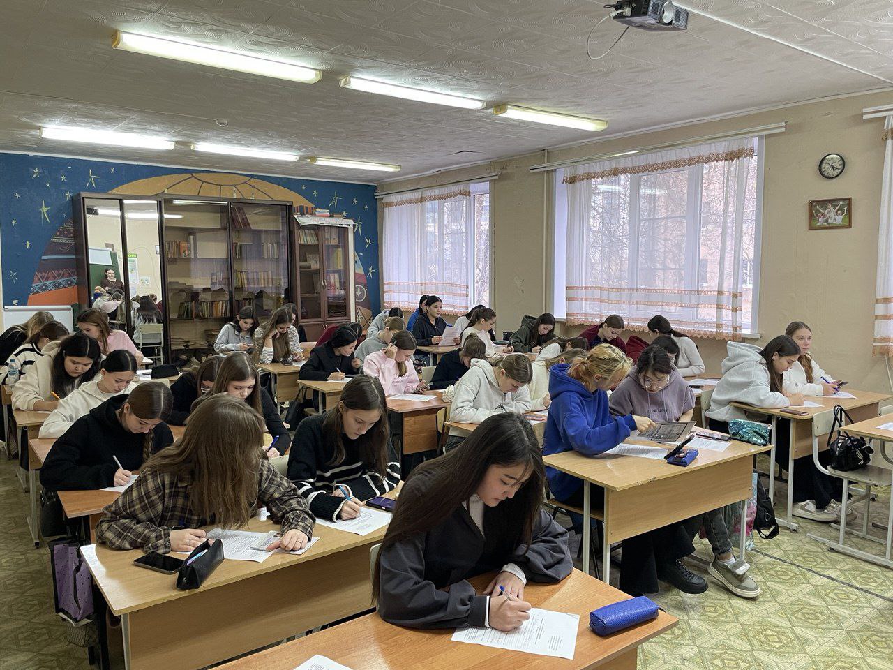 Сегодня интеллектуальное волнение охватило вузы, техникумы и колледжи – от сердца областного центра до самых отдаленных уголков региона! В разгаре Избирательный диктант! Сегодня интеллектуальное волнение охватило вузы, техникумы и колледжи – от сердца областного центра до самых отдаленных уголков региона! В разгаре Избирательный диктант!