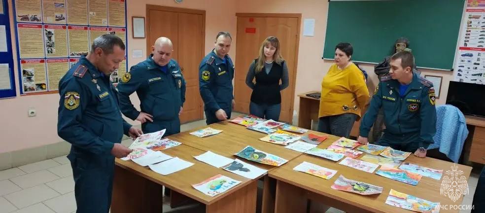 Юные таланты. В рамках празднования 35-летия МЧС России, региональное ведомство провело региональный конкурс детского рисунка