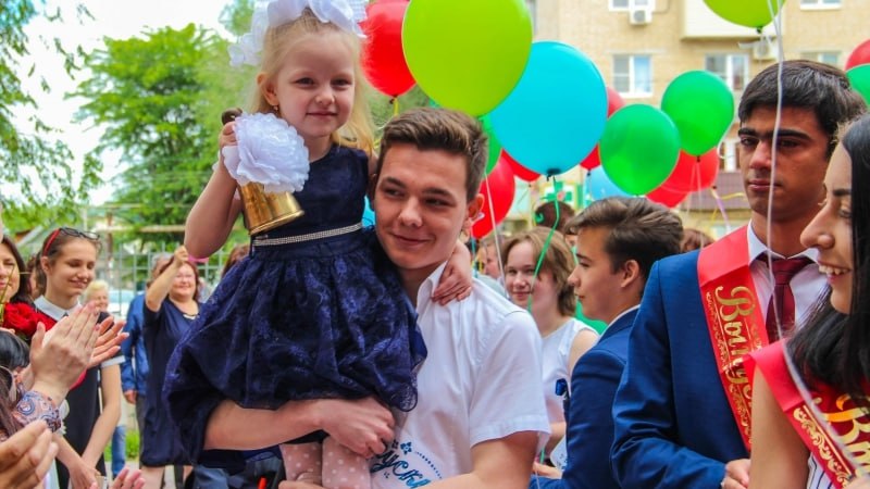 Минпросвещения объявило даты последних звонков и выпускных в 2026 году