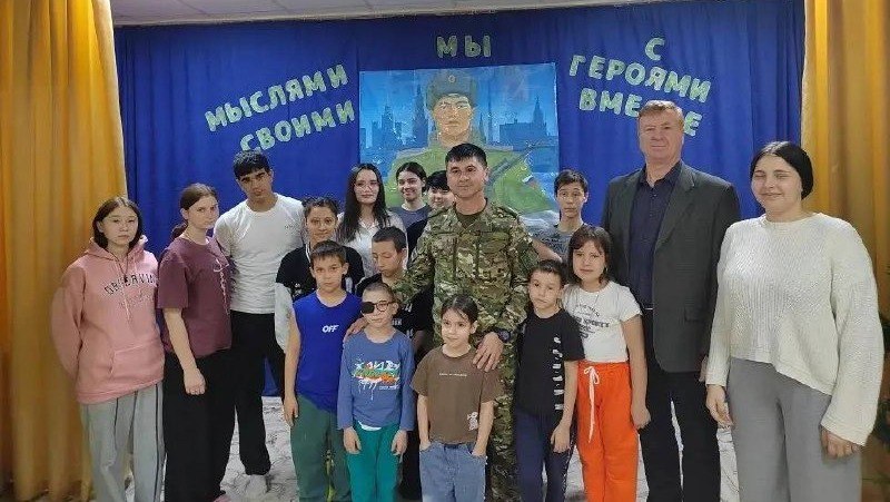Участники спецоперации провели уроки мужества для астраханских детей Участники спецоперации провели уроки мужества для астраханских детей