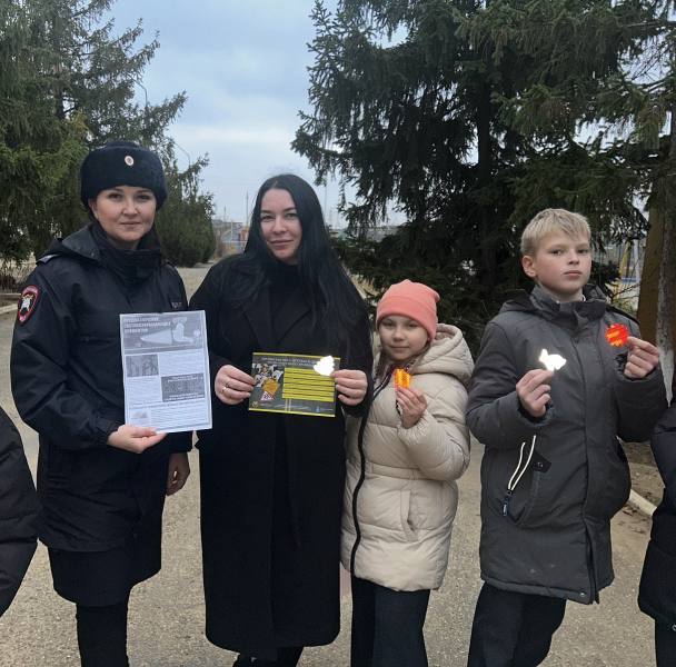 Госавтоинспекторы напомнили юным пешеходам о необходимости быть заметнее на дороге Госавтоинспекторы напомнили юным пешеходам о необходимости быть заметнее на дороге