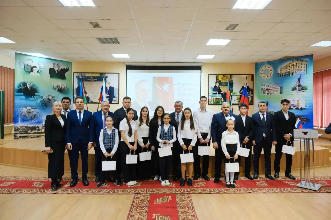 В Астрахани почтили память Гейдара Алиева В Астрахани почтили память Гейдара Алиева