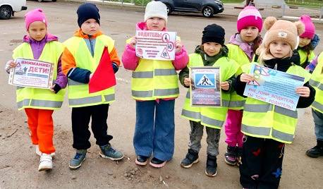 Госавтоинспекторы напомнили юным пешеходам о необходимости быть заметнее на дороге Госавтоинспекторы напомнили юным пешеходам о необходимости быть заметнее на дороге