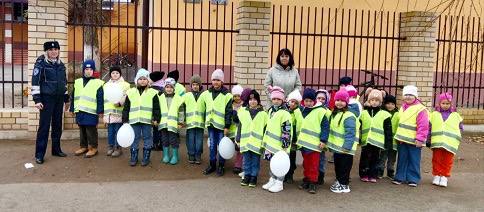 Госавтоинспекторы напомнили юным пешеходам о необходимости быть заметнее на дороге Госавтоинспекторы напомнили юным пешеходам о необходимости быть заметнее на дороге