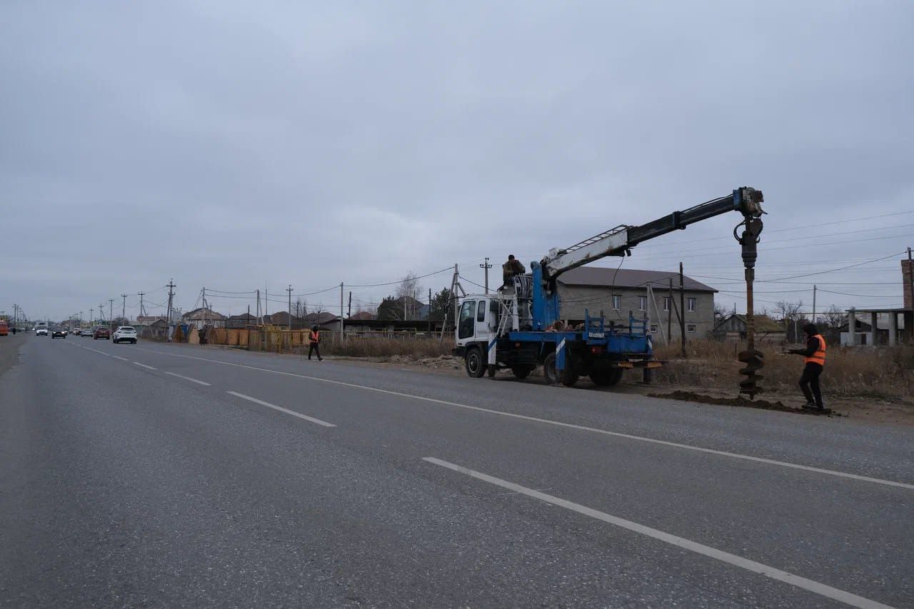На 1-ой Виноградной начали устанавливать новое уличное освещение На 1-ой Виноградной начали устанавливать новое уличное освещение