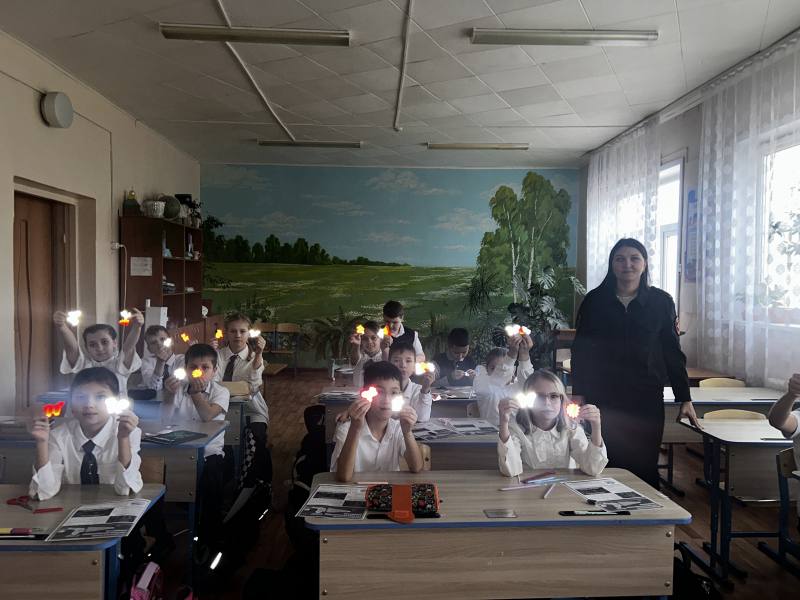 Госавтоинспекторы напомнили юным пешеходам о необходимости быть заметнее на дороге