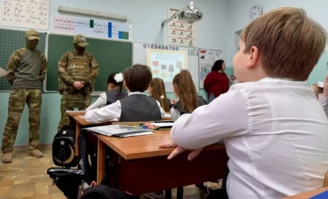 Астраханские школьники подготовили новогодние открытки и талисманы для участников СВО