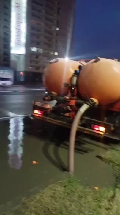Откачка выпавших осадков в Астрахани ведется без перерывов