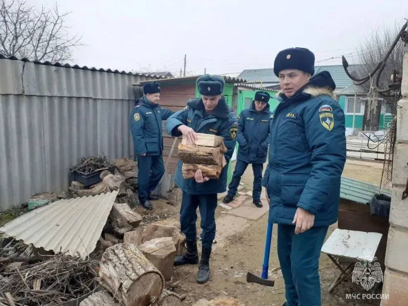 Астраханские сотрудники МЧС России навестили ветерана Астраханские сотрудники МЧС России навестили ветерана