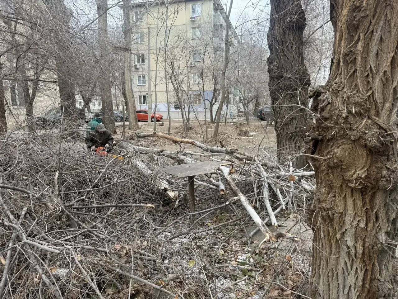 Коммунальные предприятия продолжают устранять последствия непогоды Коммунальные предприятия продолжают устранять последствия непогоды