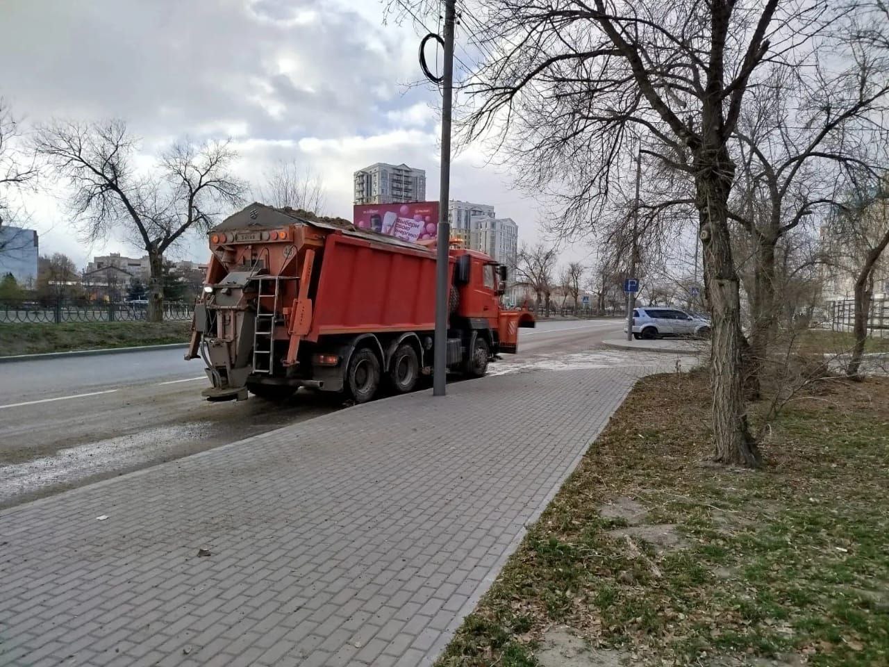 2 канализационно-насосные и 1 повысительно-насосная станции временно перестали работать из-за аварийного отключения электроэнергии в результате непогоды, сообщает горадминистрация