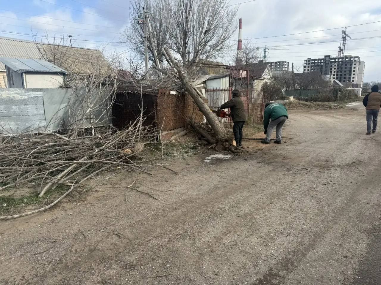 Коммунальные предприятия продолжают устранять последствия непогоды Коммунальные предприятия продолжают устранять последствия непогоды