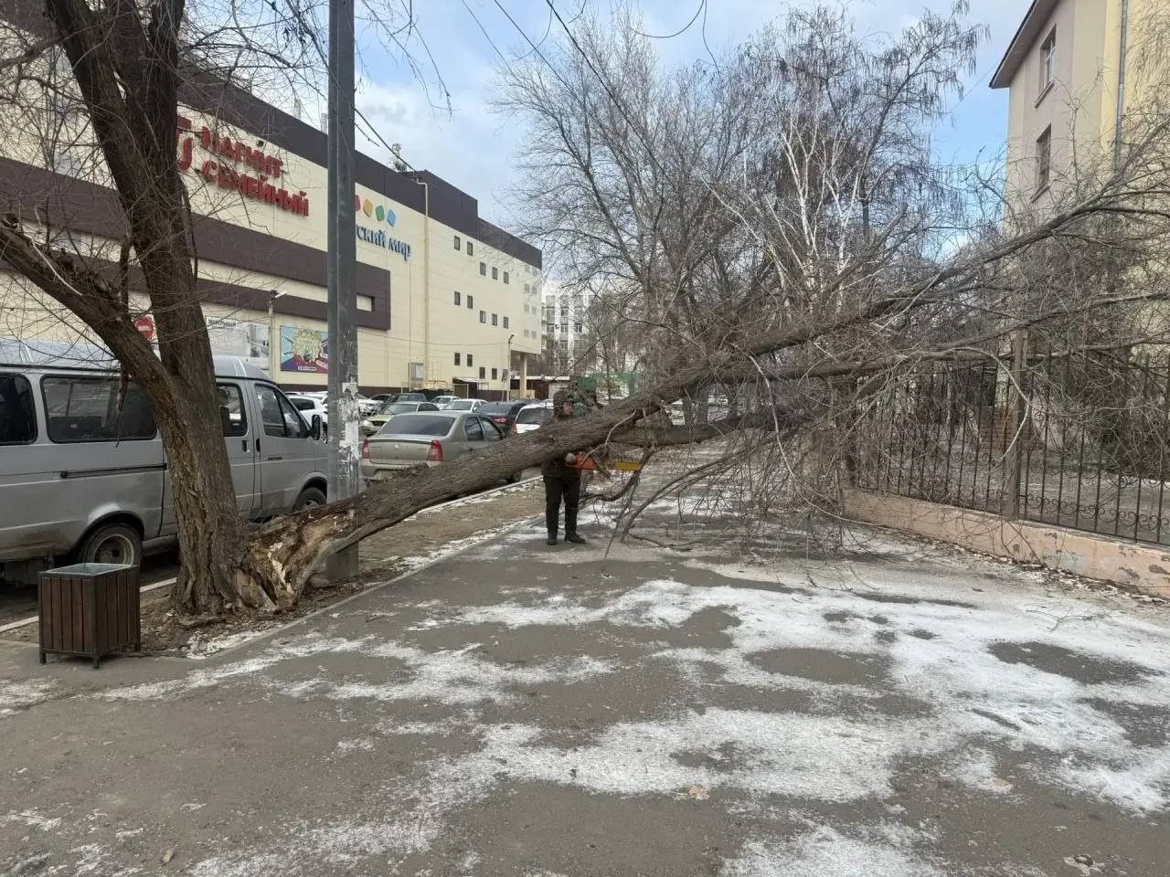 Коммунальные предприятия продолжают устранять последствия непогоды Коммунальные предприятия продолжают устранять последствия непогоды