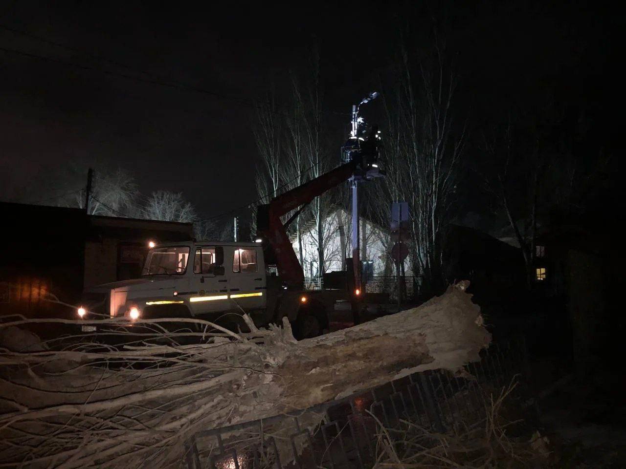 В Астраханской области устраняют последствия ураганного ветра