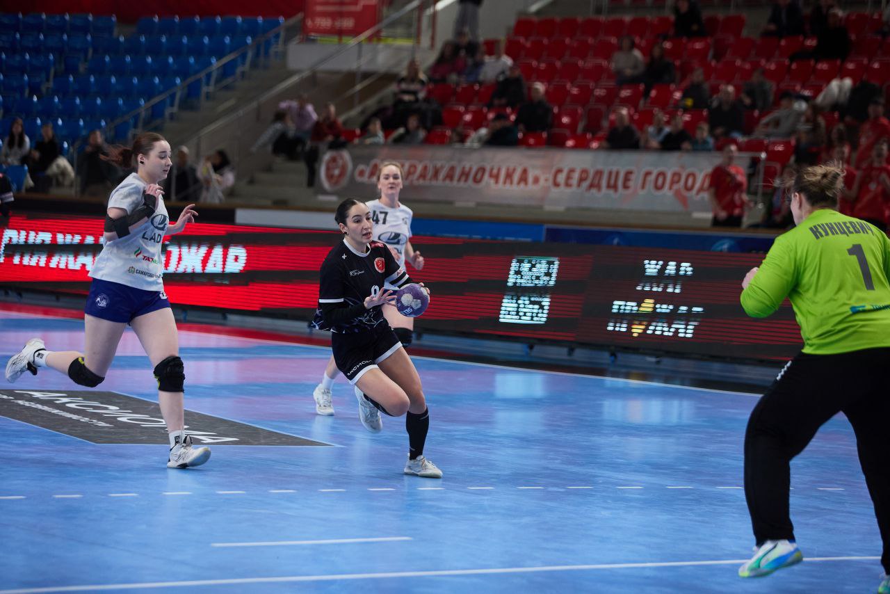 «Астраханочка» уступила тольяттинской «Ладе» со счётом 28:29
