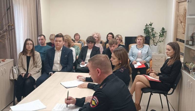 Астраханские полицейские провели рабочую встречу с представителями образовательных организаций региона, в которых обучаются иностранные студенты Астраханские полицейские провели рабочую встречу с представителями образовательных организаций региона, в которых обучаются иностранные студенты
