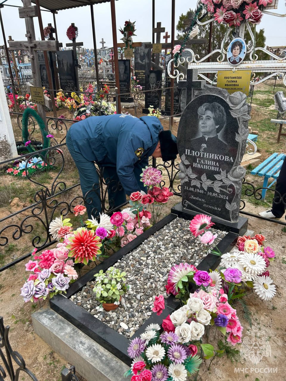 Сотрудники МЧС приводят в порядок могилы ветеранов пожарной охраны Сотрудники МЧС приводят в порядок могилы ветеранов пожарной охраны