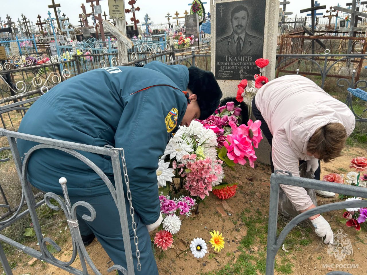 Сотрудники МЧС приводят в порядок могилы ветеранов пожарной охраны Сотрудники МЧС приводят в порядок могилы ветеранов пожарной охраны