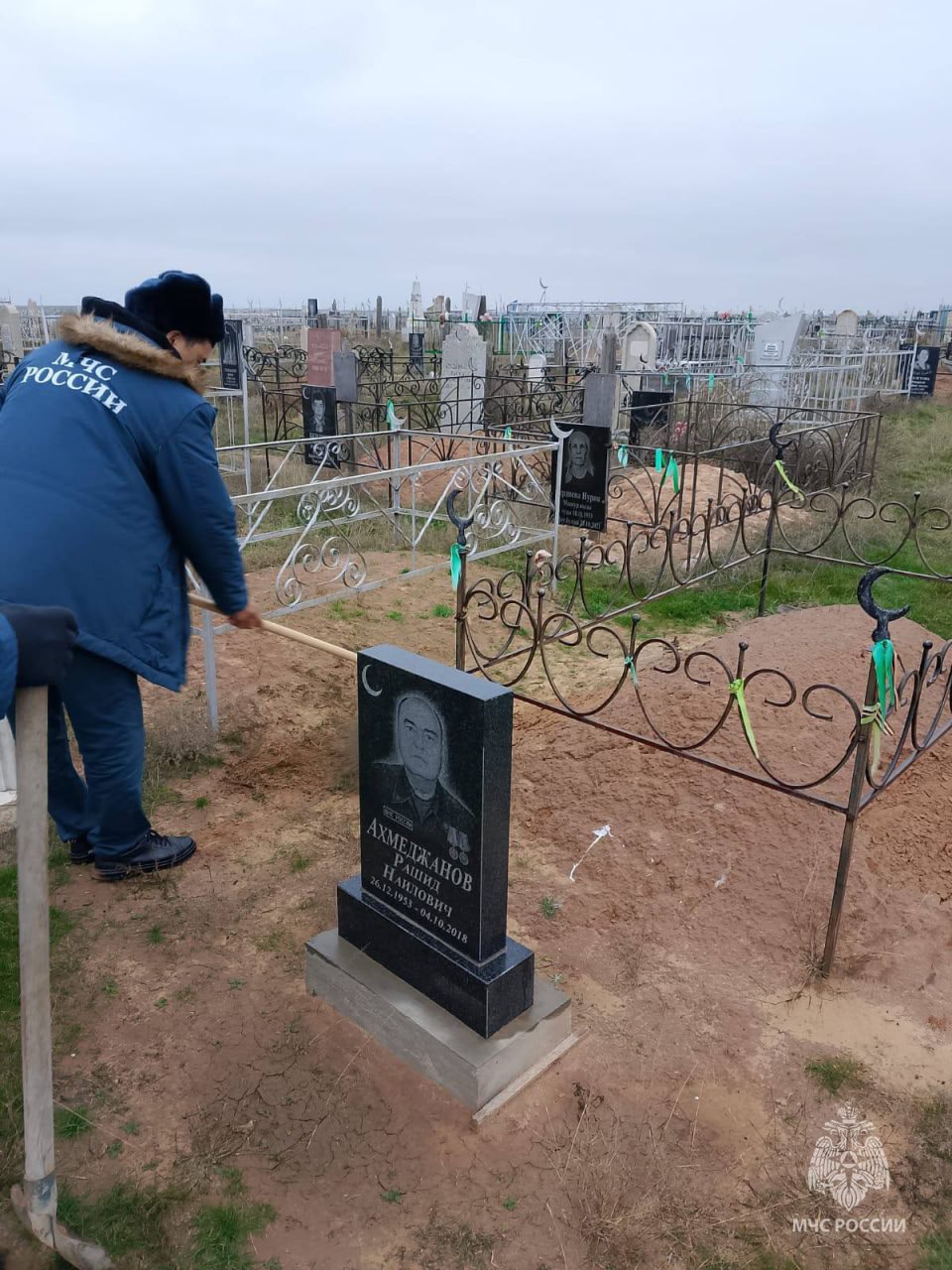 Сотрудники МЧС приводят в порядок могилы ветеранов пожарной охраны Сотрудники МЧС приводят в порядок могилы ветеранов пожарной охраны