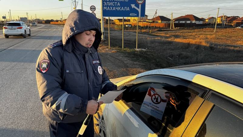 Дорожные полицейские призвали астраханцев вести здоровый образ жизни Дорожные полицейские призвали астраханцев вести здоровый образ жизни