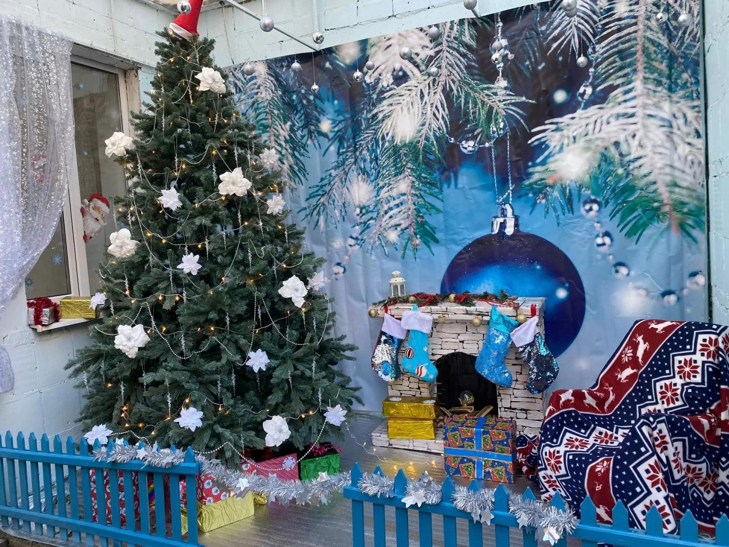 Школы и детские сады Астрахани украшают к Новому году Школы и детские сады Астрахани украшают к Новому году