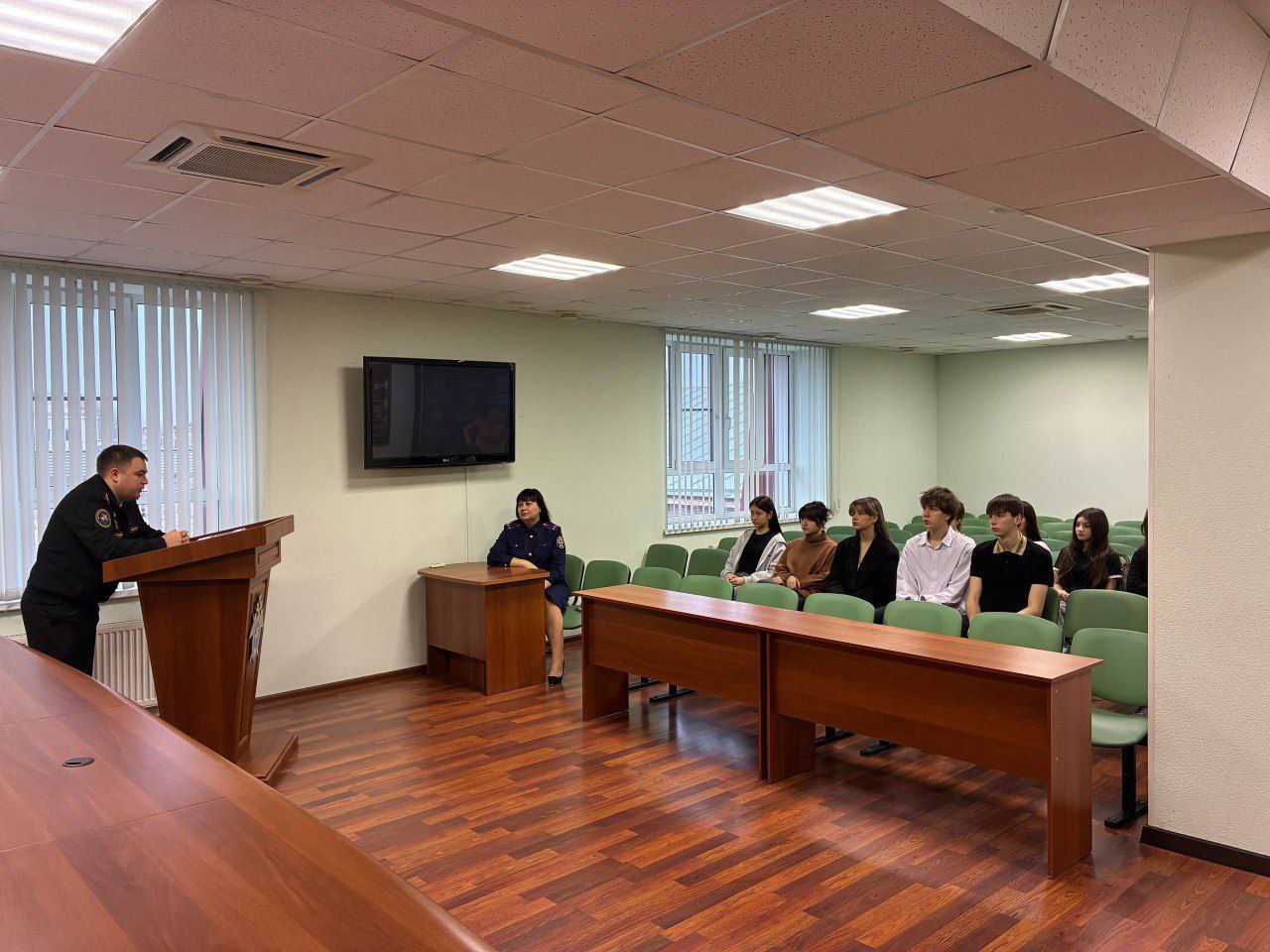 В Астрахани военные следователи встретились с кадетами профильного класса СК России В Астрахани военные следователи встретились с кадетами профильного класса СК России