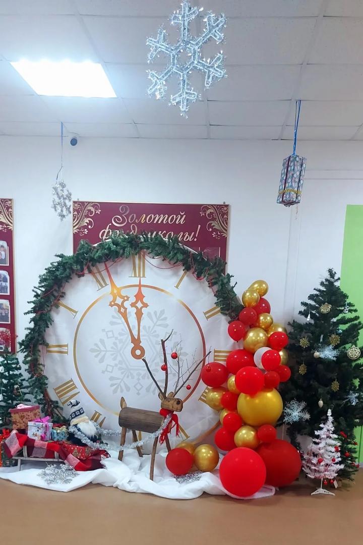 Школы и детские сады Астрахани украшают к Новому году Школы и детские сады Астрахани украшают к Новому году