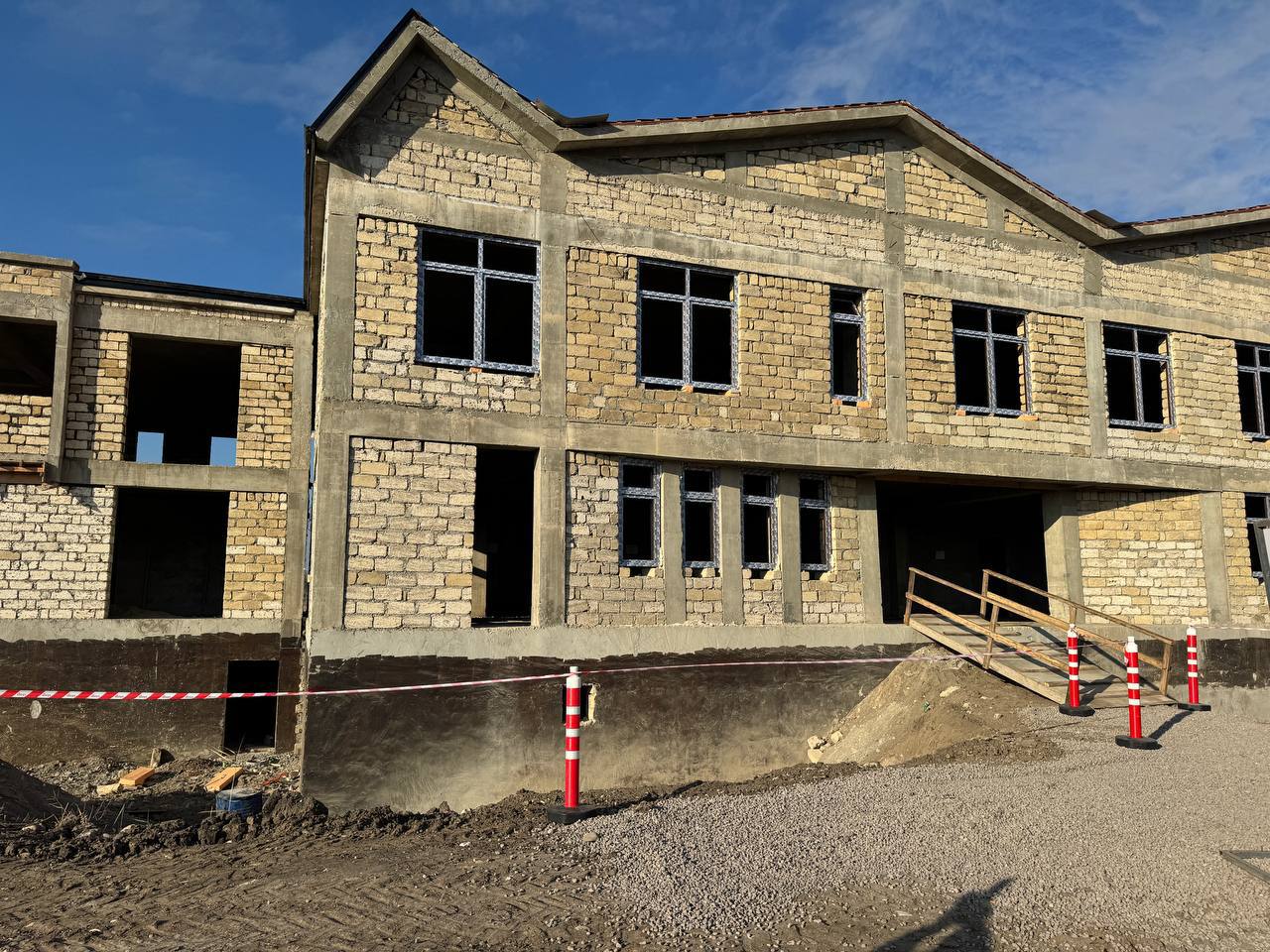 Губернатор Игорь Бабушкин проверил ход строительства детского сада в Азербайджанской Республике, который возводят при поддержке Астраханской области Губернатор Игорь Бабушкин проверил ход строительства детского сада в Азербайджанской Республике, который возводят при поддержке Астраханской области