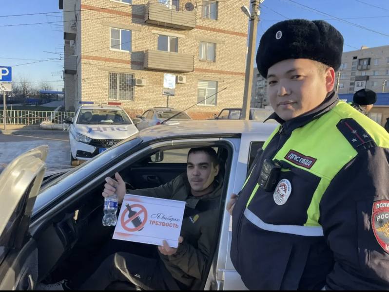 Дорожные полицейские призвали астраханцев вести здоровый образ жизни Дорожные полицейские призвали астраханцев вести здоровый образ жизни
