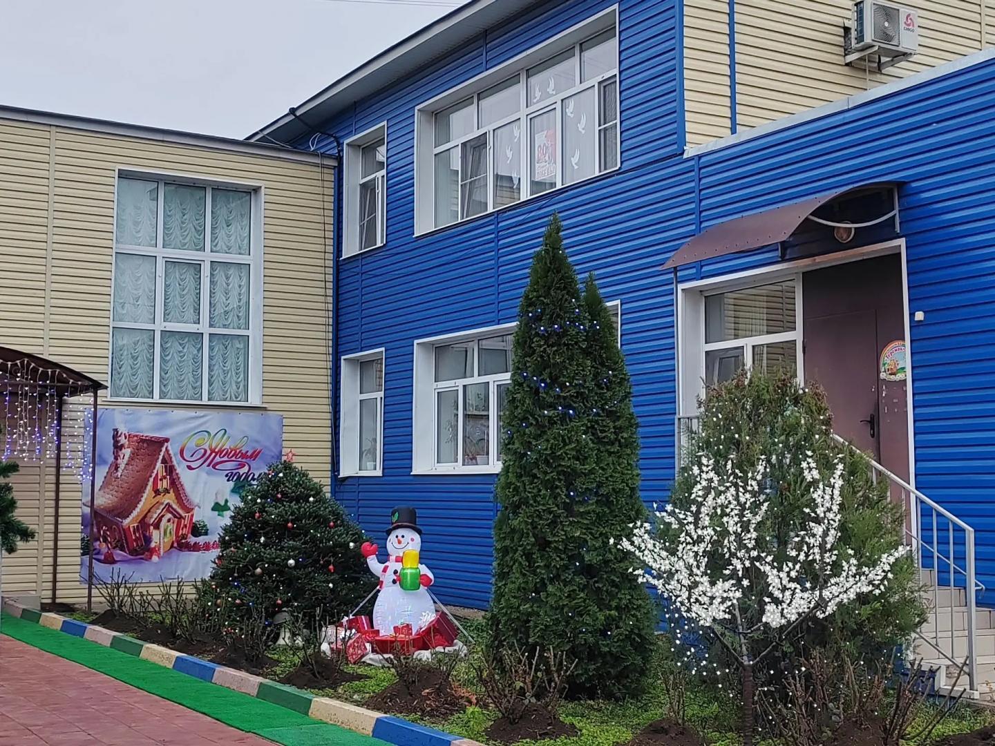 Школы и детские сады Астрахани украшают к Новому году Школы и детские сады Астрахани украшают к Новому году