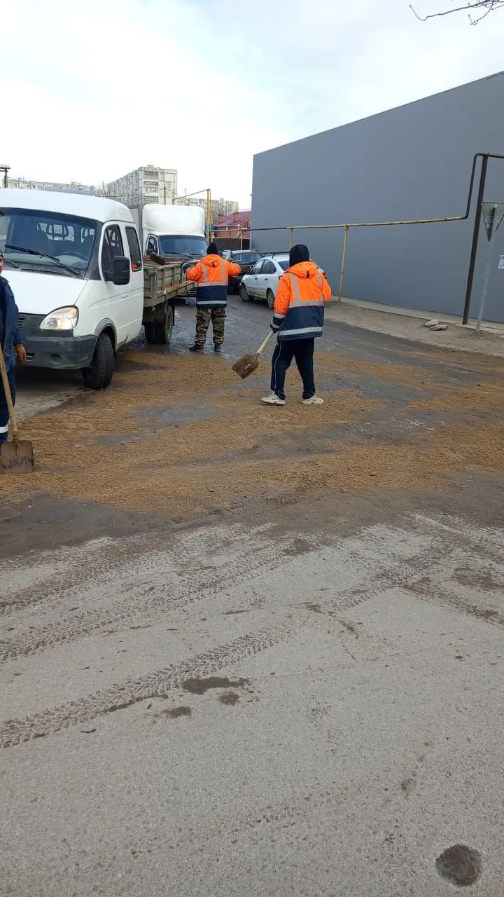 Специалисты МКУ "Чистый Город" продолжают работы на дорогах города Специалисты МКУ "Чистый Город" продолжают работы на дорогах города