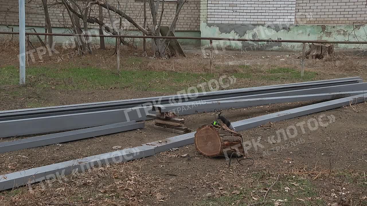 Стартовали работы по усилению несущих конструкций пятиэтажного дома № 7 по ул. Ляхова, сообщили ГТРК «Лотос» и. о. директора регионального Фонда капремонта многоквартирных домов Рифат Туктаров