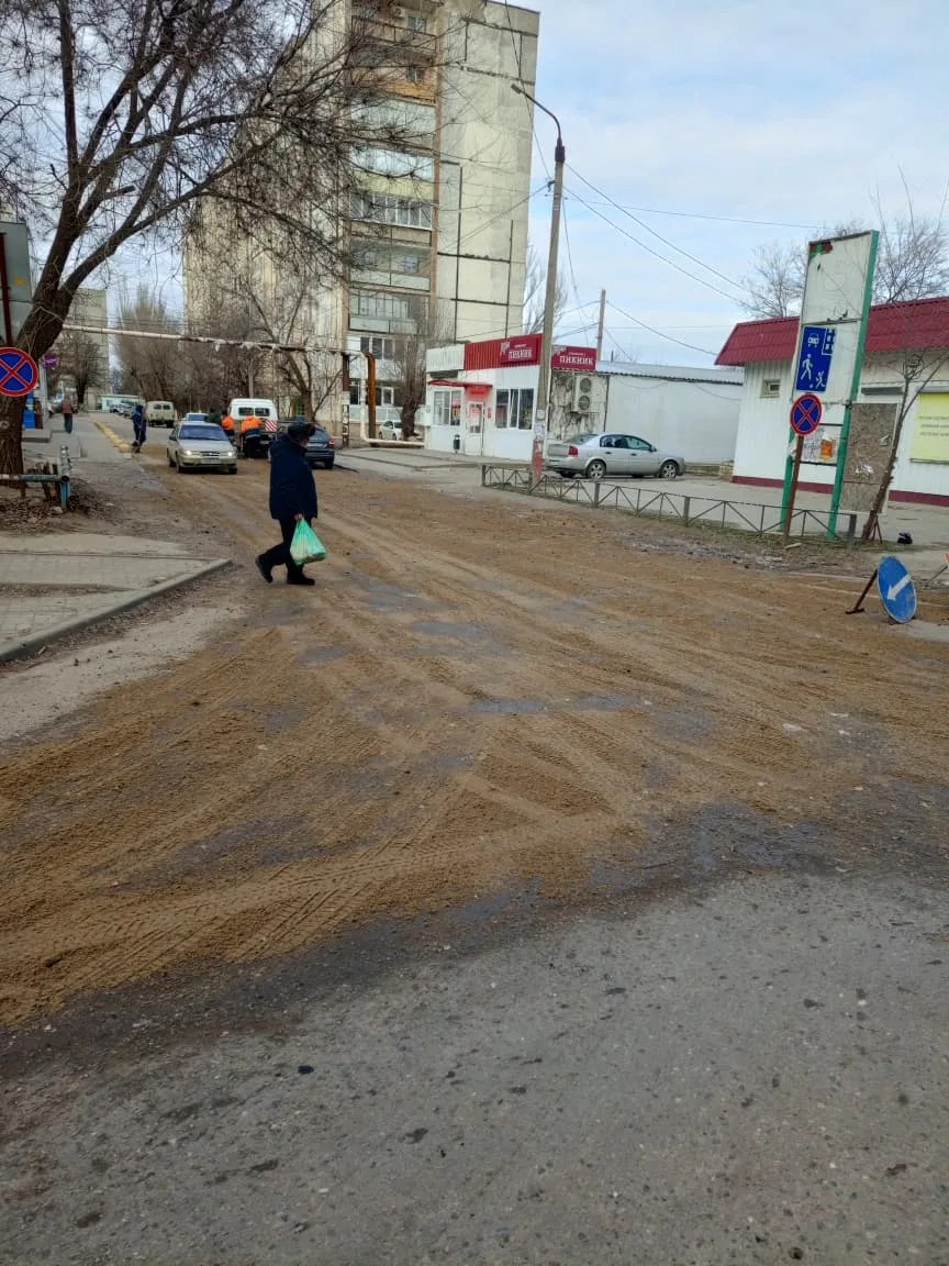 Специалисты МКУ "Чистый Город" продолжают работы на дорогах города Специалисты МКУ "Чистый Город" продолжают работы на дорогах города