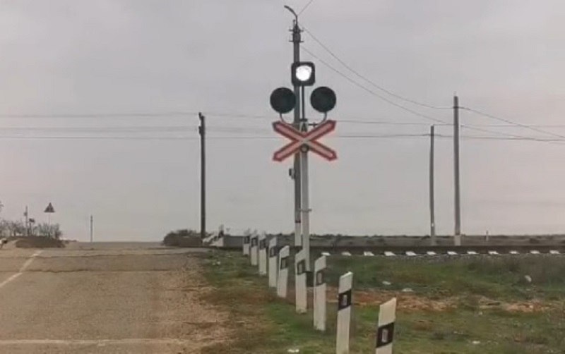 Новые бело-лунные секции светофоров установили на 12 переездах в Астраханской области