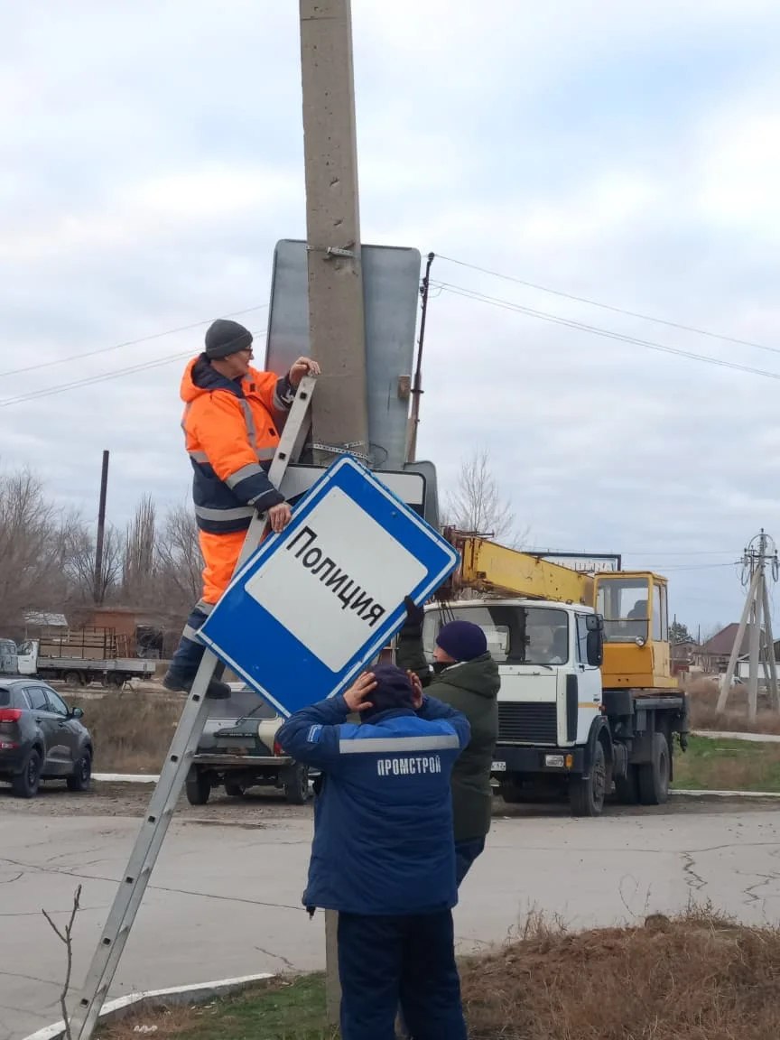 Специалисты МКУ "Чистый Город" продолжают работы на дорогах города Специалисты МКУ "Чистый Город" продолжают работы на дорогах города