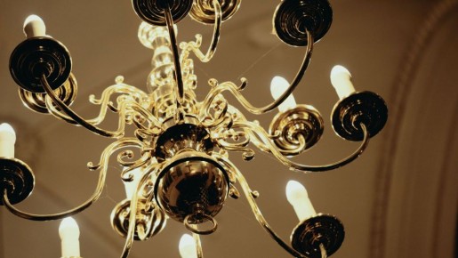 Свет выключили, а люстра трещит и гудит: вот в каких случаях надо звать электрика