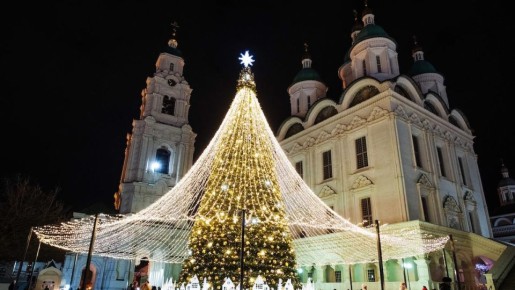 Застройщики — городу: главную новогоднюю ёлку Астрахани помогла установить «Искра»
