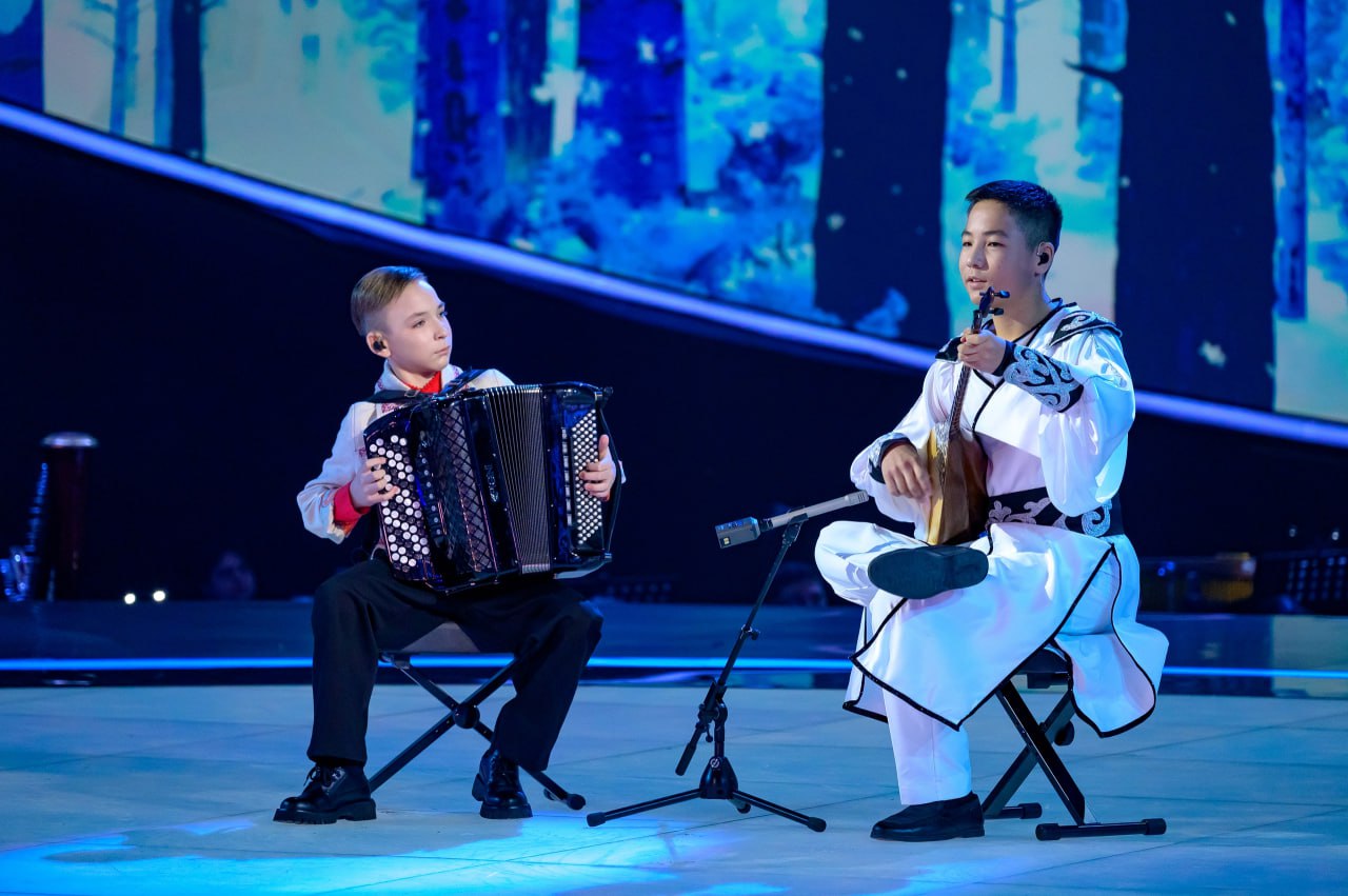 Юной астраханец аккомпанировал Пелагее