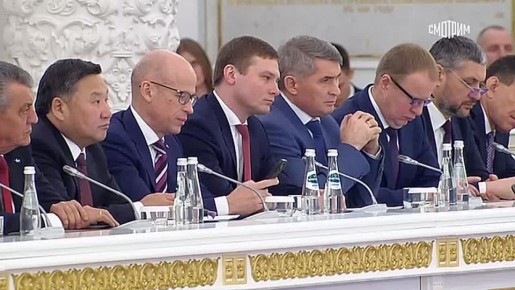 Назначить отдельных помощников, которые будут заниматься вопросами кадров, поручил Владимир Путин главам регионов