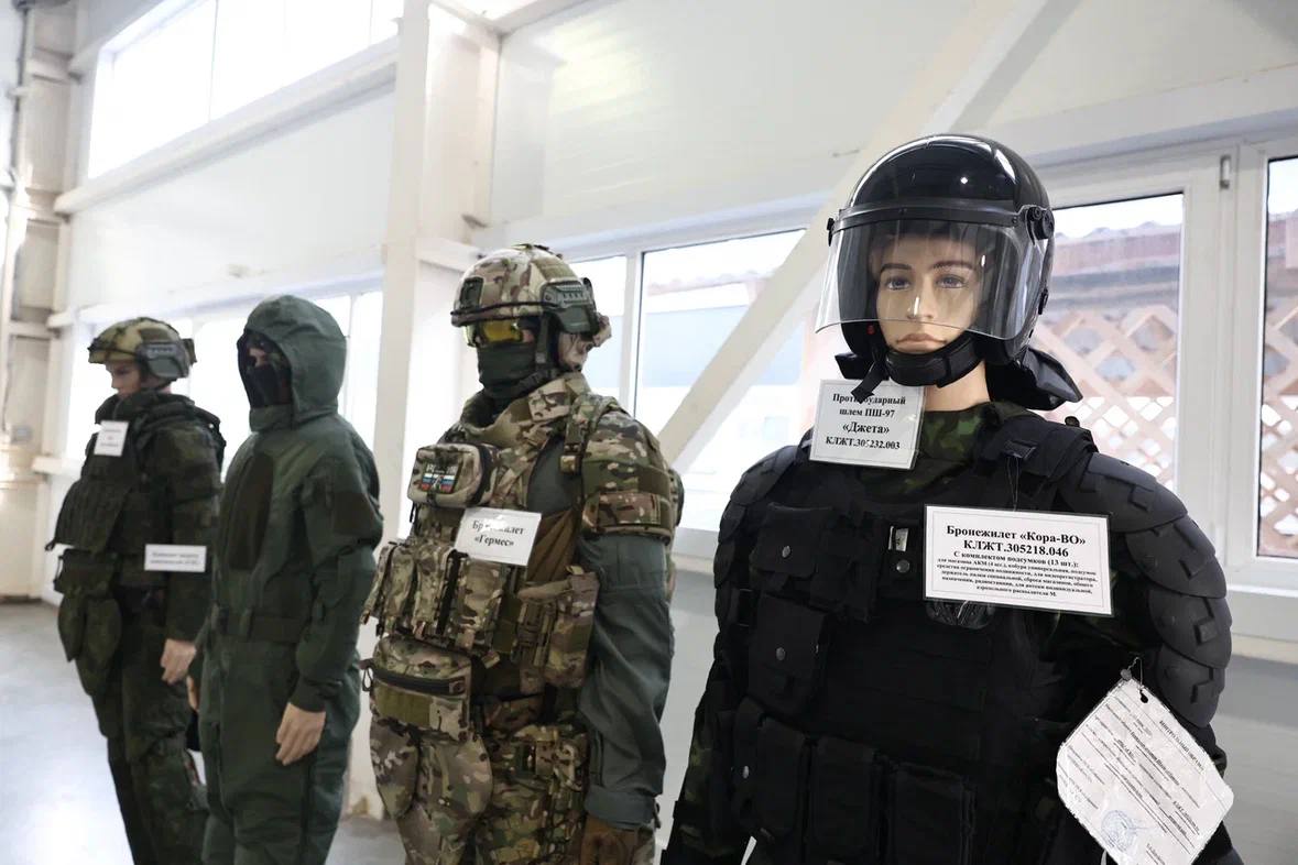 Астраханский губернатор посетил предприятие по изготовлению бронежилетов в Камызякском районе