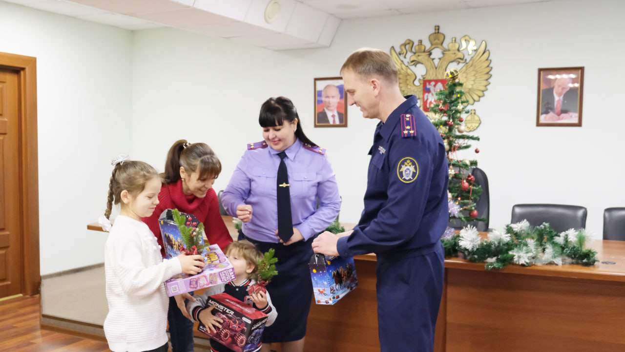 Сотрудники следственного управления СК России по Астраханской области приняли участие во Всероссийской акции «Елка желаний»