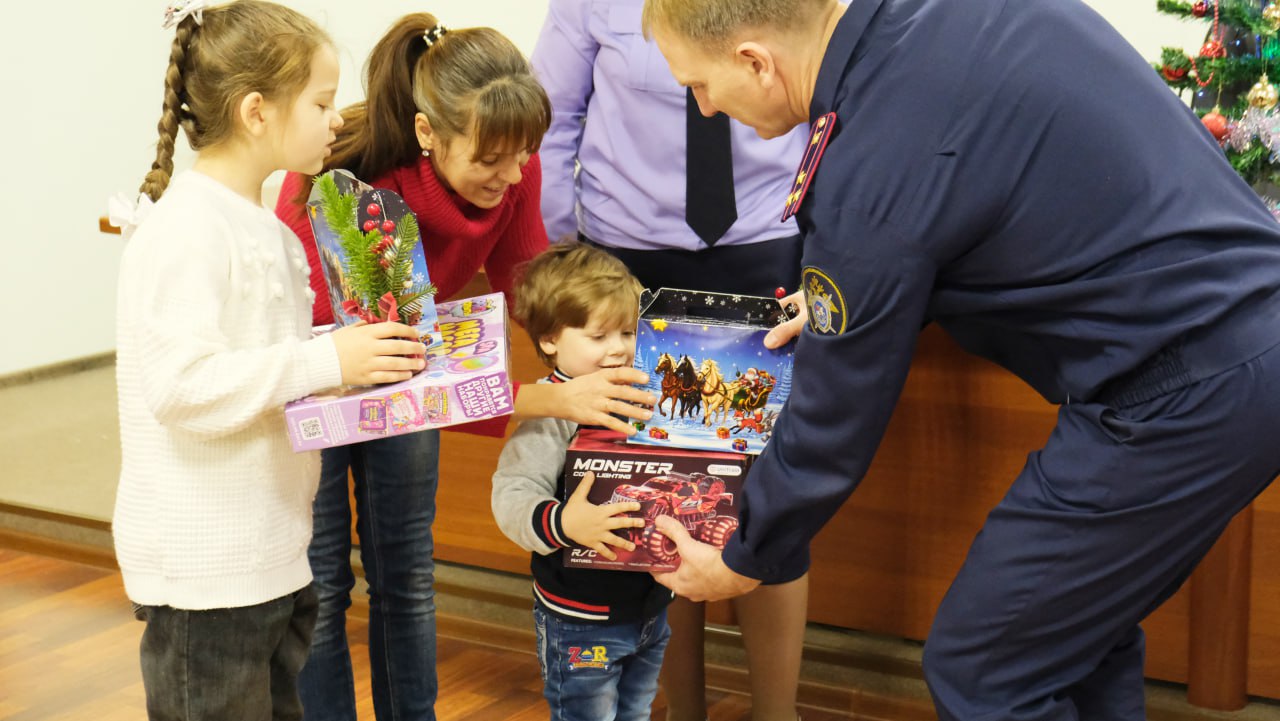 Сотрудники следственного управления СК России по Астраханской области приняли участие во Всероссийской акции «Елка желаний» Сотрудники следственного управления СК России по Астраханской области приняли участие во Всероссийской акции «Елка желаний»