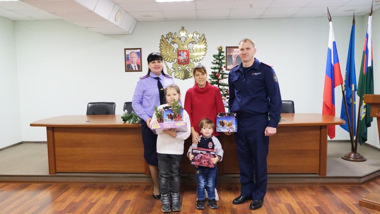 Сотрудники следственного управления СК России по Астраханской области приняли участие во Всероссийской акции «Елка желаний» Сотрудники следственного управления СК России по Астраханской области приняли участие во Всероссийской акции «Елка желаний»