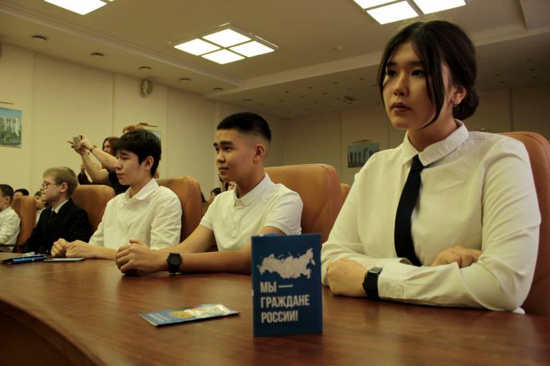 В администрации муниципального образования «Городской округ Город Астрахань» прошла торжественная церемония вручения паспортов гражданина Российской Федерации 33 жителям региона, достигшим 14-летнего возраста В администрации муниципального образования «Городской округ Город Астрахань» прошла торжественная церемония вручения паспортов гражданина Российской Федерации 33 жителям региона, достигшим 14-летнего возраста