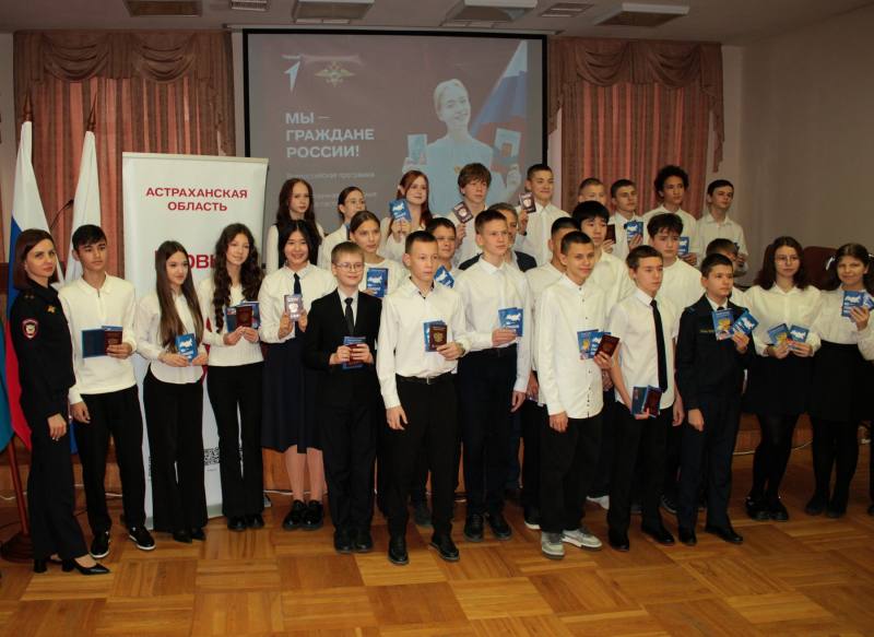 В администрации муниципального образования «Городской округ Город Астрахань» прошла торжественная церемония вручения паспортов гражданина Российской Федерации 33 жителям региона, достигшим 14-летнего возраста В администрации муниципального образования «Городской округ Город Астрахань» прошла торжественная церемония вручения паспортов гражданина Российской Федерации 33 жителям региона, достигшим 14-летнего возраста