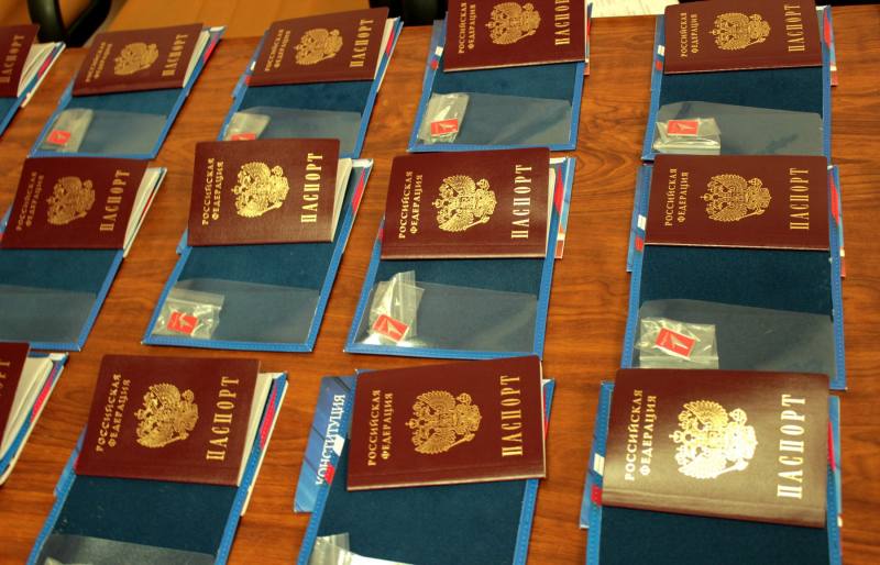 В администрации муниципального образования «Городской округ Город Астрахань» прошла торжественная церемония вручения паспортов гражданина Российской Федерации 33 жителям региона, достигшим 14-летнего возраста В администрации муниципального образования «Городской округ Город Астрахань» прошла торжественная церемония вручения паспортов гражданина Российской Федерации 33 жителям региона, достигшим 14-летнего возраста