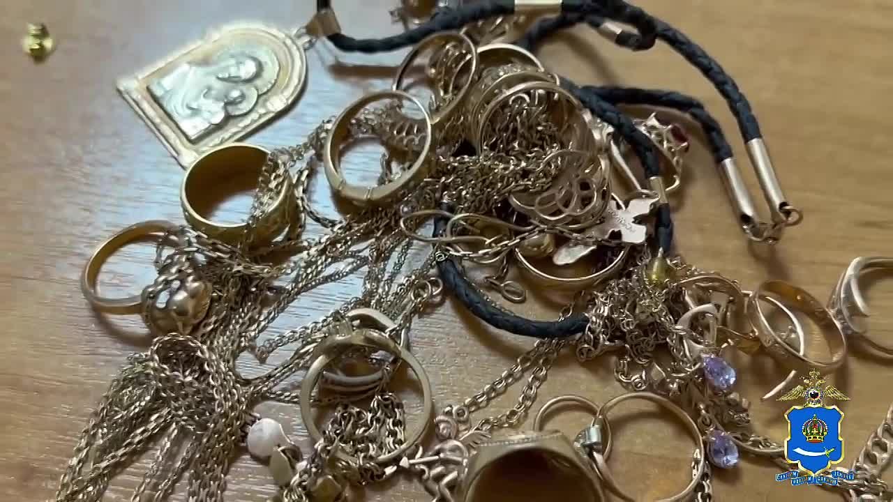 Девочка под влиянием мошенников отнесла золото родителей на кладбище