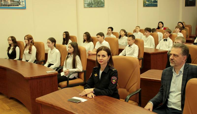 В администрации муниципального образования «Городской округ Город Астрахань» прошла торжественная церемония вручения паспортов гражданина Российской Федерации 33 жителям региона, достигшим 14-летнего возраста В администрации муниципального образования «Городской округ Город Астрахань» прошла торжественная церемония вручения паспортов гражданина Российской Федерации 33 жителям региона, достигшим 14-летнего возраста