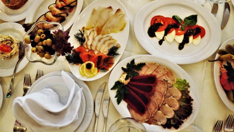 Фото дорогого новогоднего стола могут вызвать интерес налоговой