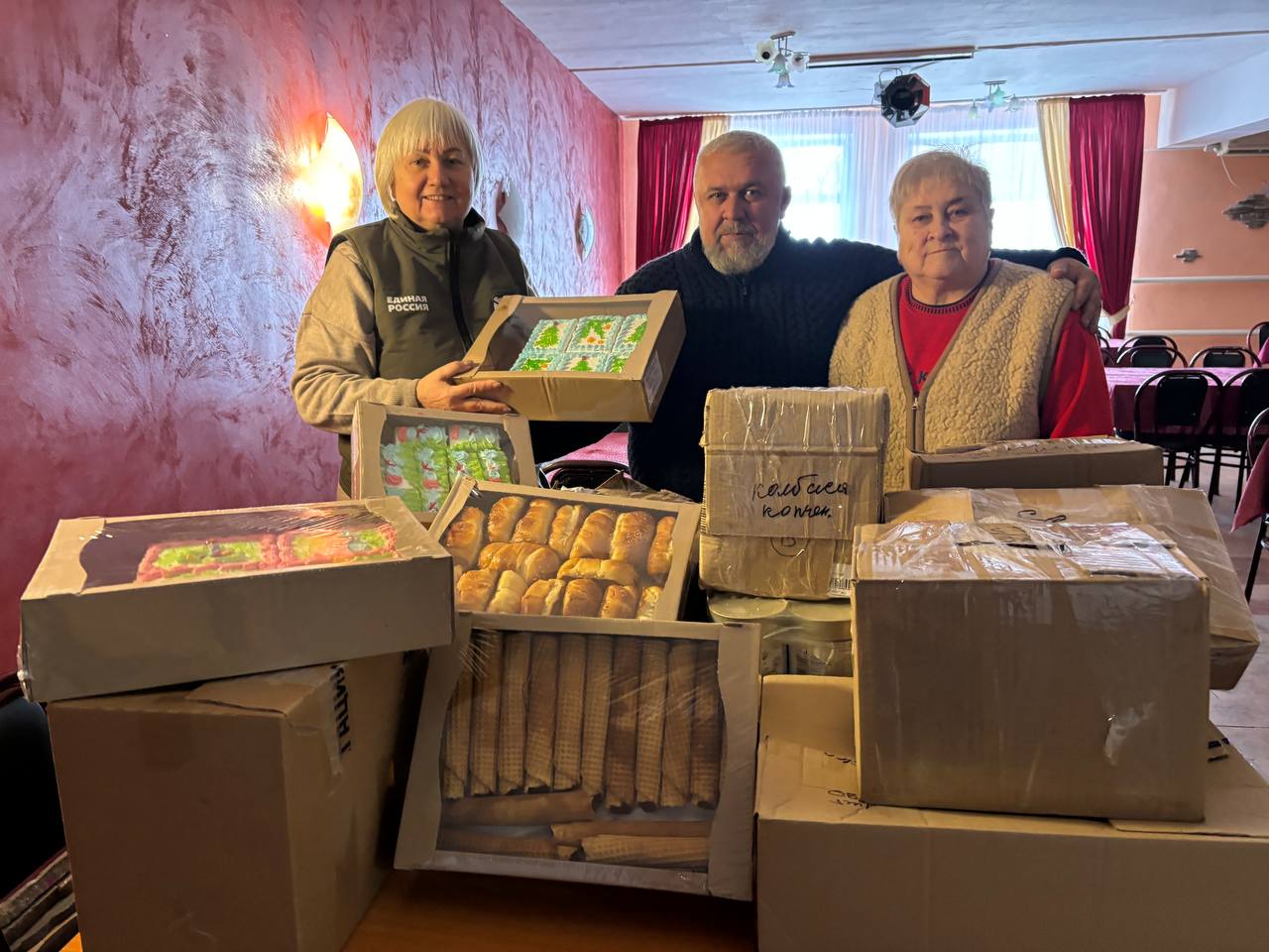 По всей стране активисты и сторонники Единой России организуют праздничные мероприятия и дарят подарки По всей стране активисты и сторонники Единой России организуют праздничные мероприятия и дарят подарки